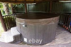 Cal Spa 2m round hot tub
