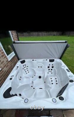 Red Spa Luxury 6 person Hot Tub